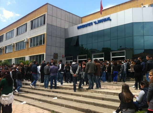 SKANDALI/ Universiteti merr vendimin e rëndë për dekanin e pedagogët e arrestuar sot në Elbasan
