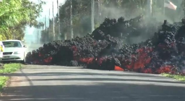 Pamjet e frikshme: Llava e vullkanit del në rrugë dhe “përpinë” makinën (VIDEO)