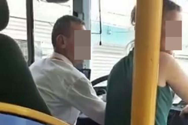 SKANDALI NË URBANIN E TIRANËS/ Vajza prek shoferin në organin gjenital. Ai… (VIDEO)