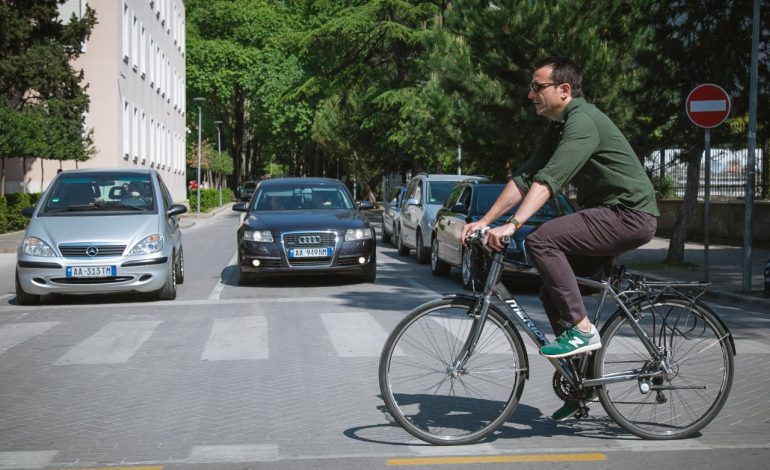 Studentët hollandezë surprizohen nga Veliaj/ Kryebashkiaku u bën guidën e qytetit (FOTOLAJM)