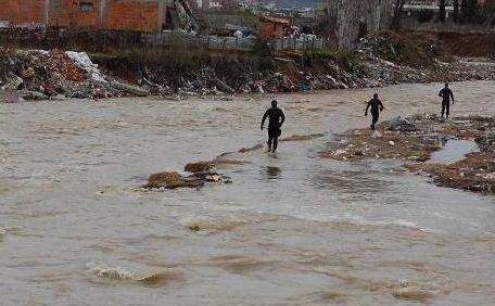 ÇFARË PO NDODH/ Gjendet SKELETI i një njeriu në lumin Vjosë. Dyshohet se është KLANDESTIN i…