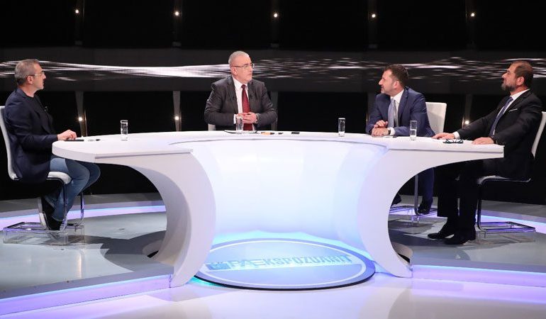 Plas debati në emision/ Tahiri PËRPLASET me tone të larta me analistët: Po më jep mend ti mua…