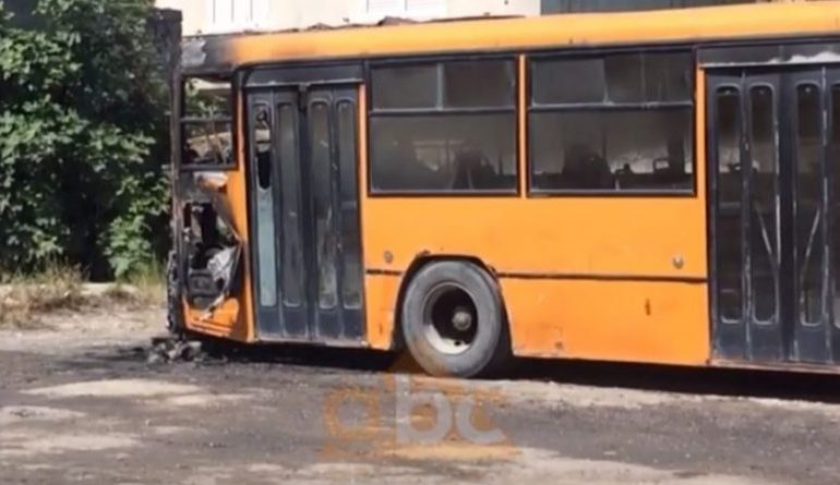 VLORE/ Autobusit i vihet flaka, drejtori i parkut largon gazetarët nga ngjarja (VIDEO)