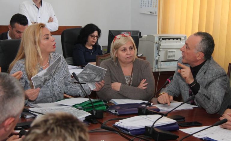 FOTO/ Sherr në Komisionin e Medias, Albana Vokshi përplaset me Kumbaron e deputetët e PS-së