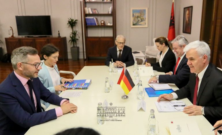 Xhafaj takohet me ministrin gjerman: HAPJA E NEGOCIATAVE do të përshpejtonte ritmin e reformave