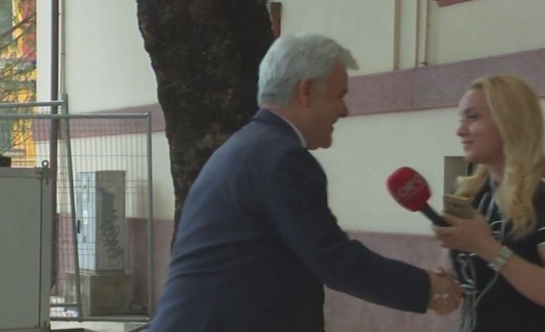 PAS PROTESTËS/ Çfarë bëri ministri Xhafaj, xhesti i tij ç’armatos edhe gazetaren e…