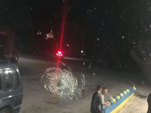 Sulmohet autobusi i linjës Ulqin-Prishtinë/ Me xhamin e thyer… (FOTO)