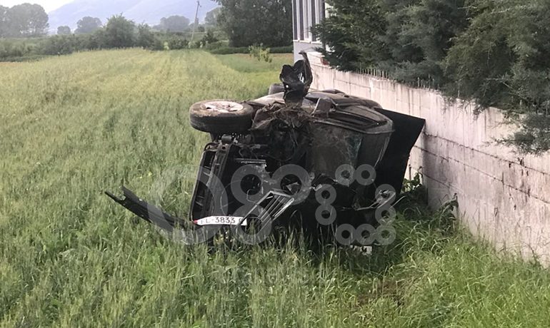 AKSIDENT I RENDE NE KORÇE/ Automjeti “fluturon” nga rruga në ara, palgoset rëndë i riu (FOTO+VIDEO)