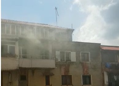 Zjarri përfshin katin e fundit të një pallati në Elbasan, alarmohen banorët (VIDEO)