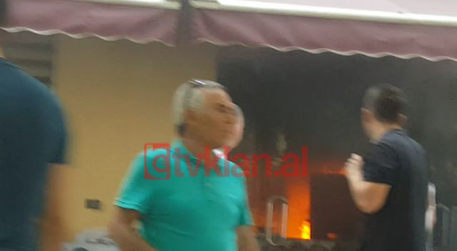 VIDEOLAJM/ Bie zjarr në një restorant tek “21 Dhjetori” në Tiranë, shkak u bë…