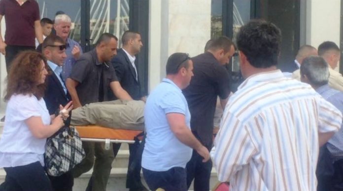 PANIK GJATË TAKIMIT TË RAMËS NË BELSH/ Gardisti bie nga 2 metra lartësi… (VIDEO)