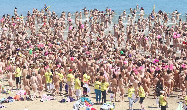 Rekord i ri “Guinness”, 2.500 gra zhvishen në plazh për bamirësi (FOTO)