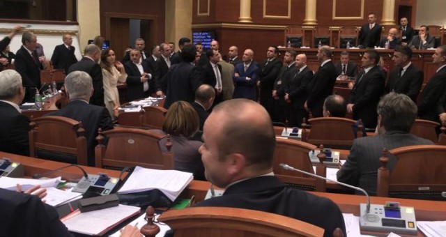 Maxhoranca voton rendin e ditës dhe largohet, Basha nuk lëshon foltoren
