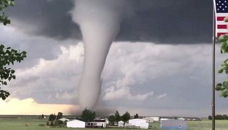 Tornadoja erëra të forta që lëvizin me 250 kilometra në orë në SHBA-të/ Qytetarët filmojnë gjithçka (Video)