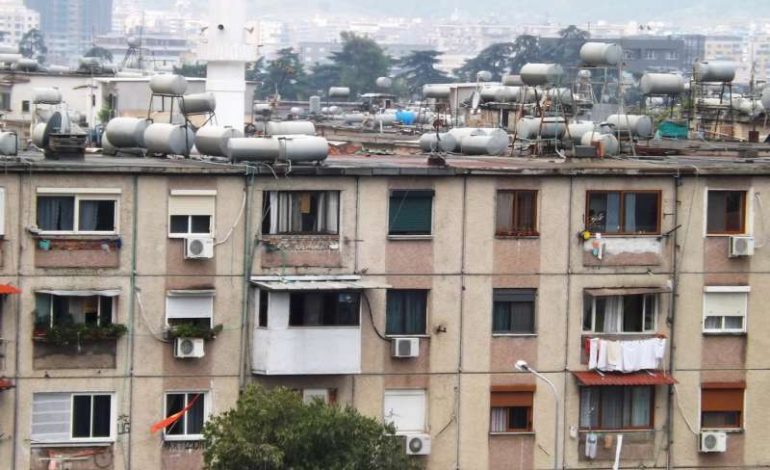 Shqiptari SPËRKAT apartamentin me benzinë dhe kërcënon se do hedhë pallatin në erë. ALARMOHEN banorët…