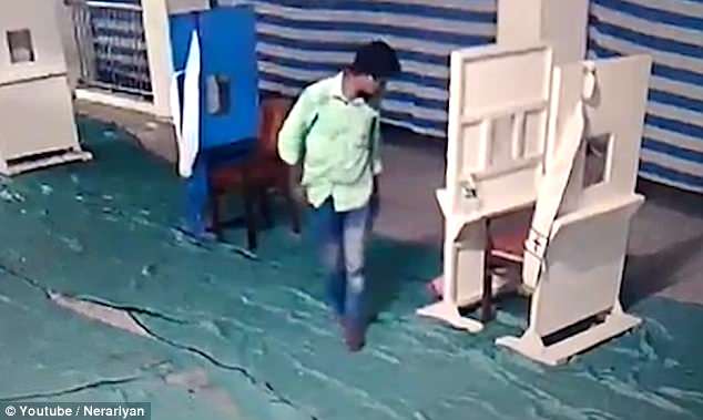VIDEO/ Pikëlluese, babai puth për herë të fundit foshnjën para se ta braktisë. Kur e arrestuan…