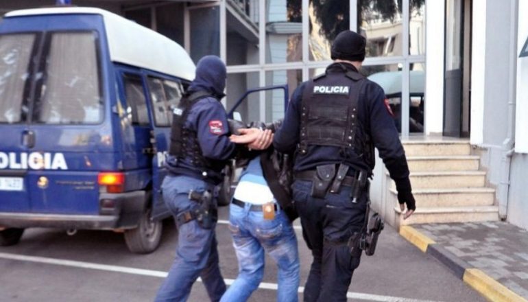 Grabitën 11 KASAFORTA të bizneseve dhe bankave në 6 qytete/ Kush janë 5 të arrestuar në Tiranë (EMRAT)