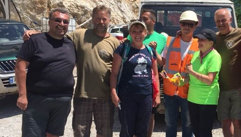 KISHIN NGECUR NE TROPOJE/ Punonjësit e HEC-it shpëtojnë turistët polakë të bllokuar në alpet shqiptare