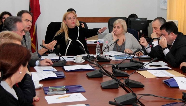 Opozita “proteston” te Media për mbylljen e portalit satirik: Tallej me Ramën, por ishte i rëndësishëm