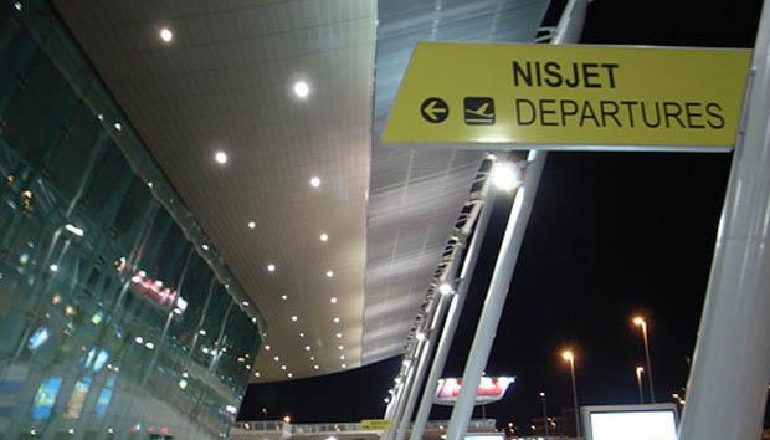 TENTOI TË UDHËTONTE ME PASAPORTË FALSE/ Lushnjari 31 vjeçar kapet nga Policia e Rinasit