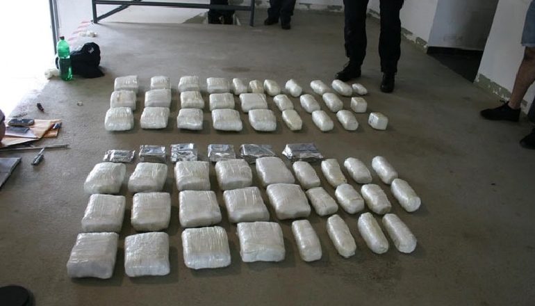 FOTO/ I zbulon era e fortë në makinë, kapet me 28 kg marijuanë familja shqiptare në Mal të Zi
