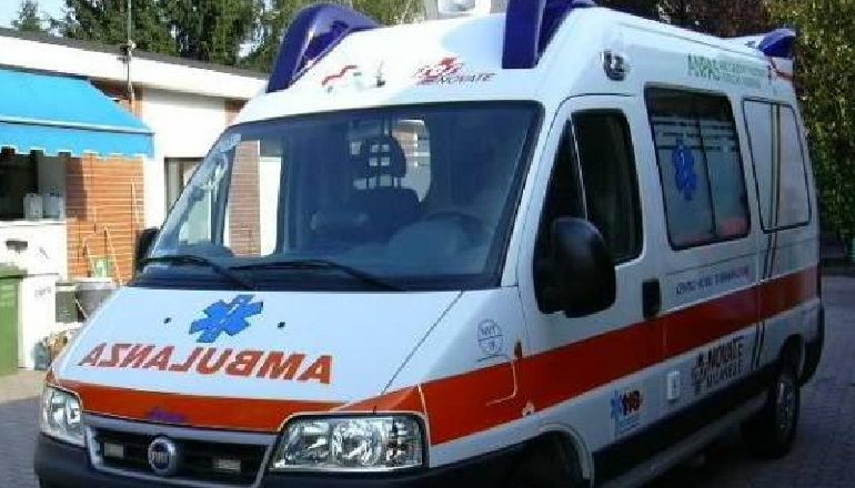 AKSIDENT NË BULQIZË/ Makina përplas motorin para komisariatit të policisë, rëndë drejtuesi