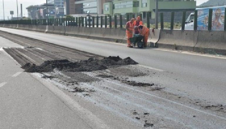 PUNIMET NË AUTOSTRADË/ Rruga Vorë-Maminas e bllokuar, si do të devijohet lëvizja e makinave