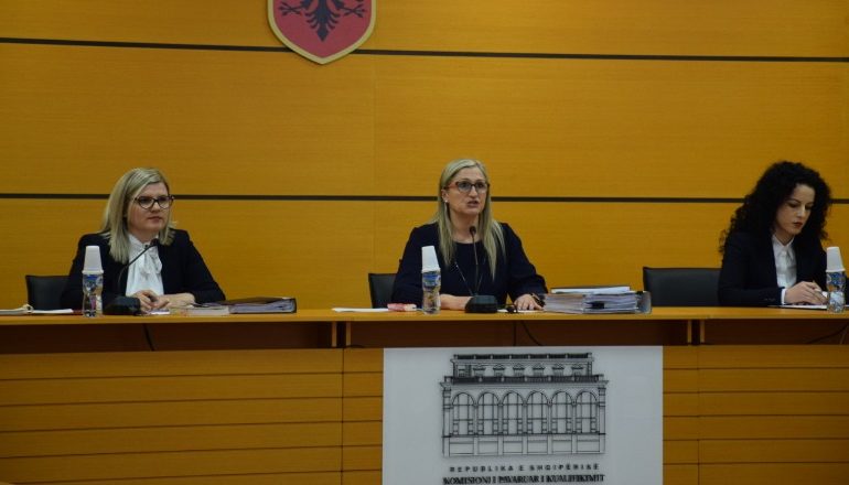 SOT PËRBALLET ME VETTINGUN/ Dhuratat për prokurorin Gentian Trenova nga daja dhe halla