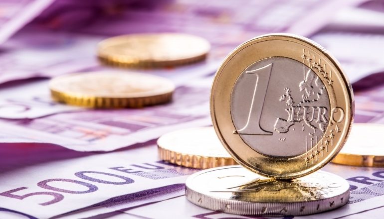 Stabilizohet euro pas luhatjeve të forta… (FOTO)