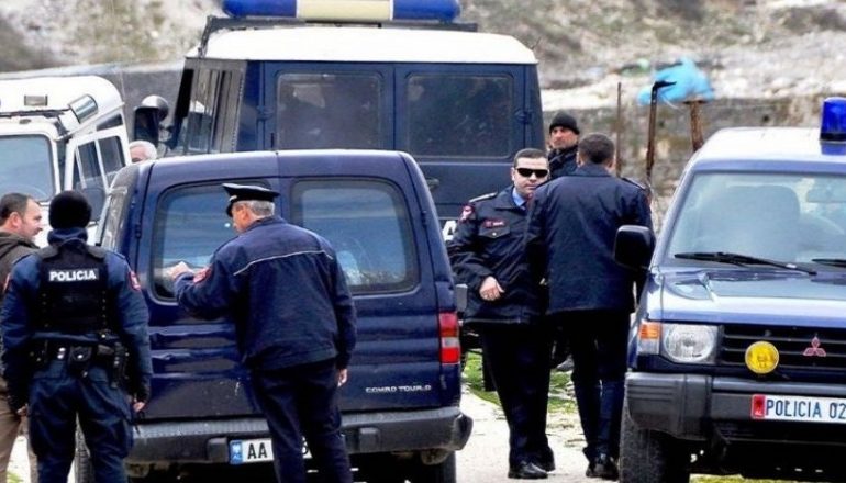 Arrestohet 32 vjeçari në Fier/ Me djalin 4-vjeçar dhe i dehur “tap” përplas “Land Roverin” (EMRI)