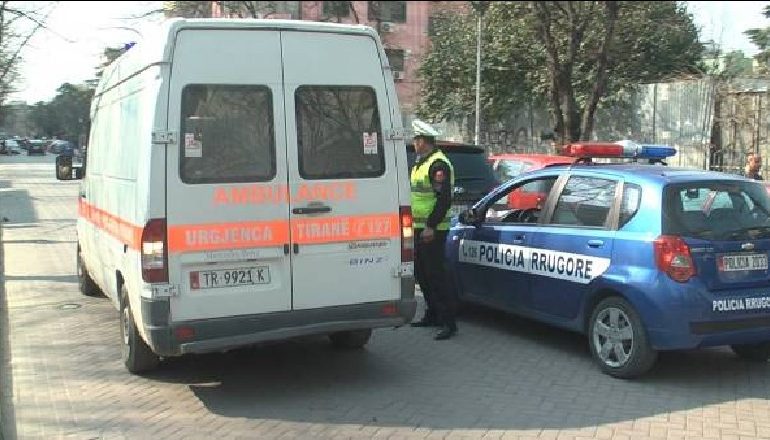 TRAGJIKE/ Makina PËRPLAS këmbësorin mbi vijat e bardha. Ai nuk e LEJOI të…