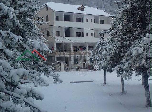 FOTOLAJM/ SHTEPIA-HOTEL që iu kushtoi jetën dy prindërve në Peshkopi