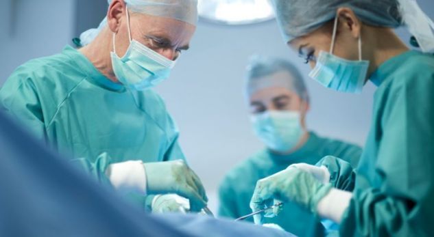 BABAI E SHPALLI DJALIN TË VDEKUR/ Mjekët e shpëtojnë gjatë operacionit…