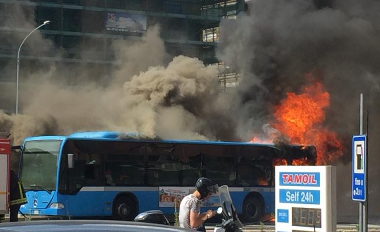 Autobusi shpërthen në flakë në afërsi të Vatikanit (VIDEO/FOTO)