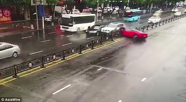 Kur Ferrari i sapo marrë prej 500 mijë paund SHKATËRROHET (VIDEO)