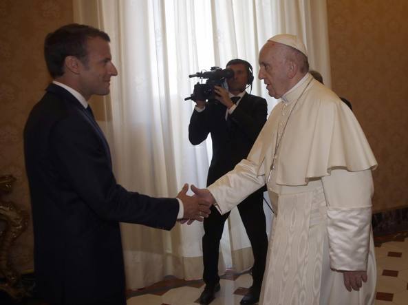 Macron nga Vatikani: Korridore humanitare për emigrantët, buzëqesh Papa