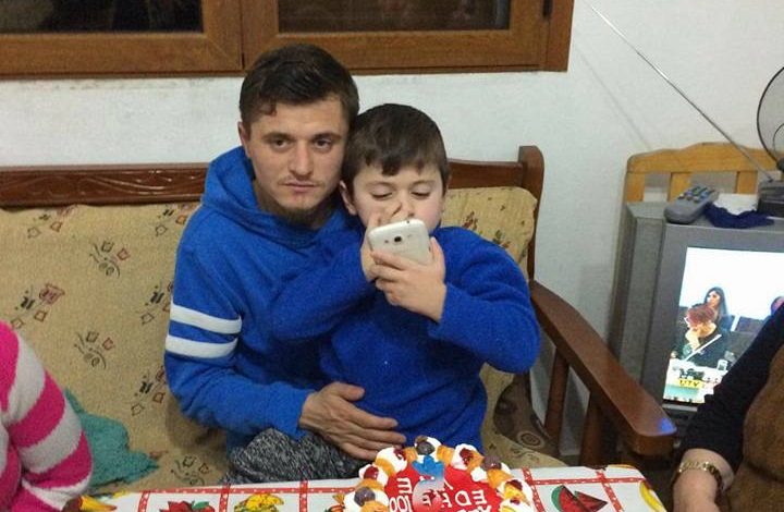 MESAZH METËS, RAMËS DHE BASHËS/ Thirrja dëshpëruese e poetit për djalin e sëmurë: Më ndihmoni (FOTO)