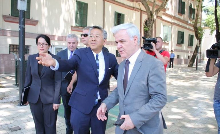 DALIN FOTOT/ Amabasadori Donald Lu takon ministrin e Brendshëm Fatmir Xhafaj