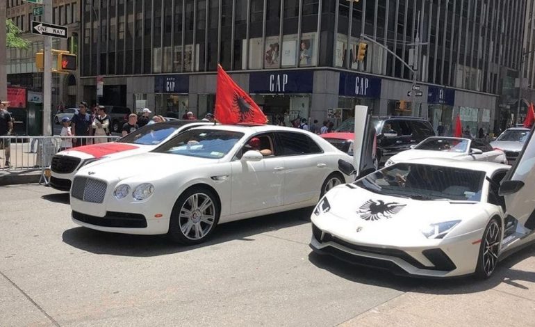 Rrugët e SHBA ngjyrosen KUQ E ZI, parada e shqiptarëve lë mbresa tek të gjithë (FOTO)