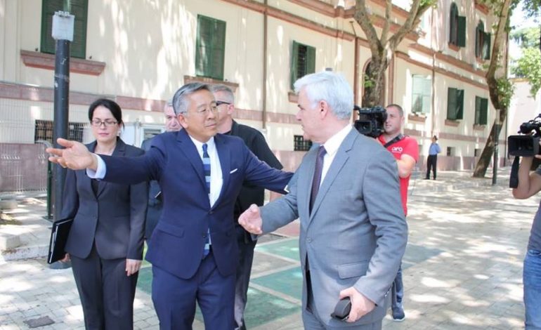 Opozita i kërkon dorëheqjen, Xhafaj përdor makinën e ambasadorit Donald Lu (FOTO)