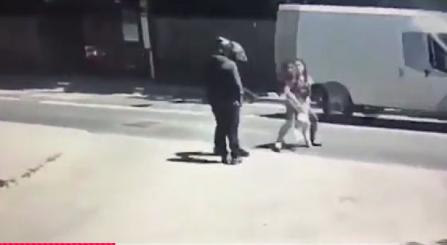 Dy persona të maskuar tentojnë ta grabisin një fëmijë(VIDEO)