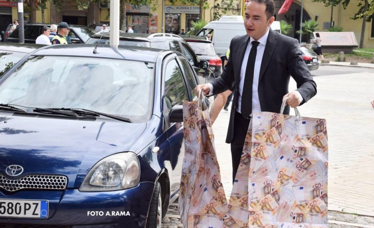 FOTOT: “Poza pikante, buzëqeshje të shtirura dhe çanta me para”, ja si dukeshin deputetët para Kuvendit