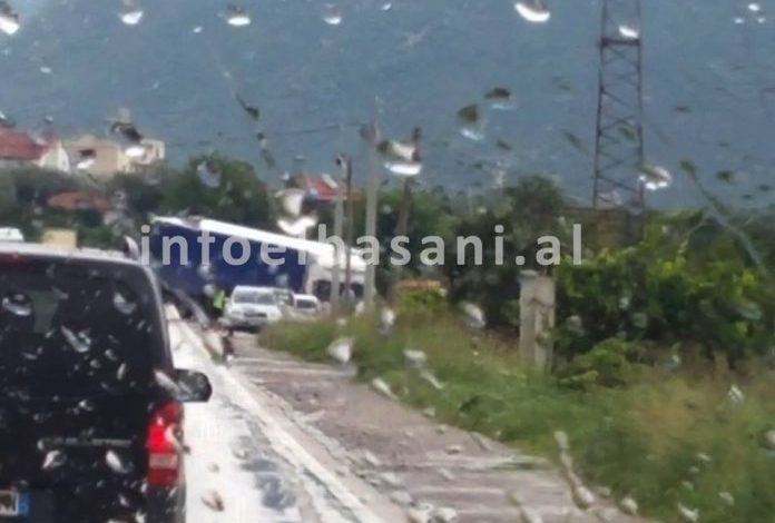 AKSIDENT I FRIKSHEM në rrugën Elbasan-Librazhd. Kamioni del nga rruga dhe “përfundon sipër banesës” (FOTO)