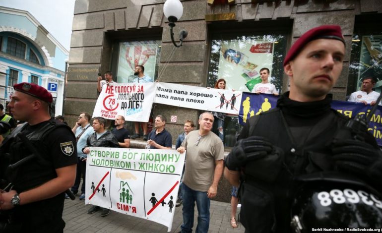 Komuniteti LGBTI marshon për të drejtat e tyre në Kiev të Ukrainës