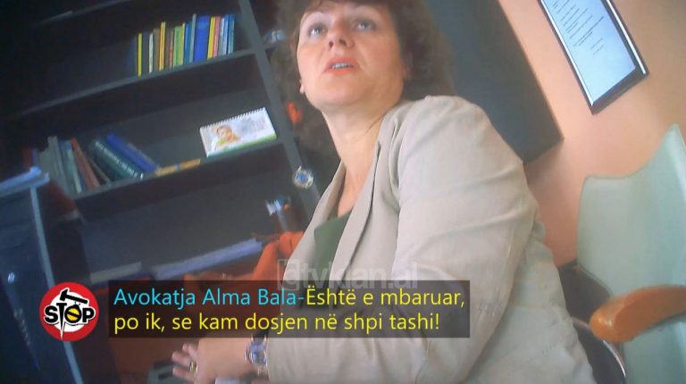 AVOKATJA HUMBI GJYQIN DHE MASHTROI QYTETAREN/ Detyrohet të kthejë paratë pasi…