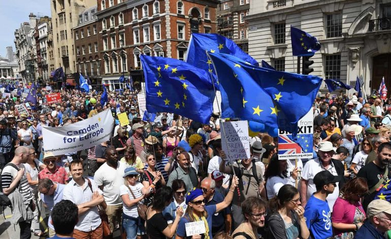 Brexit/ Lëvizje anti-Brexit, 100,000 protesues në rrugët e Londrës