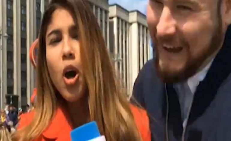 Po raportonte nga Rusia, një i panjohur puth “live” gazetaren kolumbiane (VIDEO)