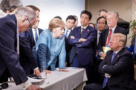 Trump flet për foton e famshme: Çfarë i thashë Angela Merkel!