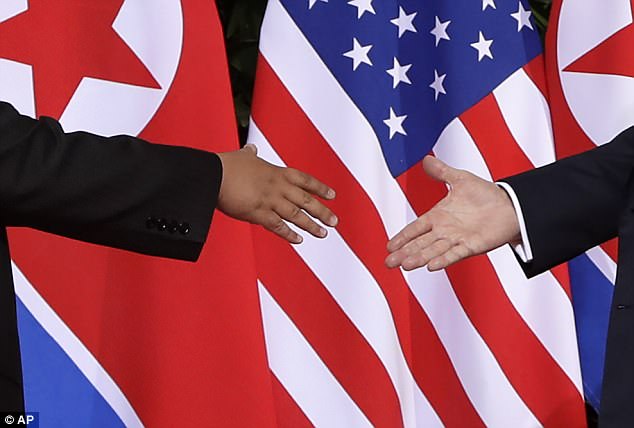 Flet gjuha e trupit/ Kush doli i fituar nga takimi historik mes Trump e Kim Jong? (FOTO)