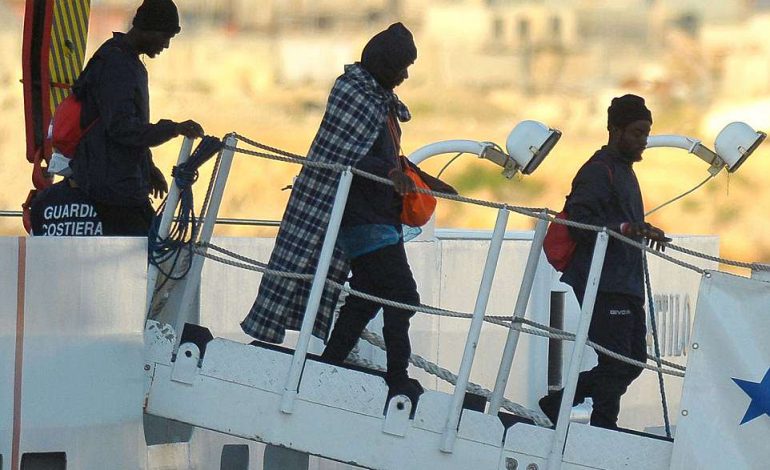 Kriza e emigrantëve/ Pas një jave në det, 630 emigrantë afrikane mbërritjen në spanjë